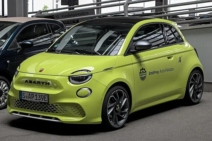 Abarth 500e exterior