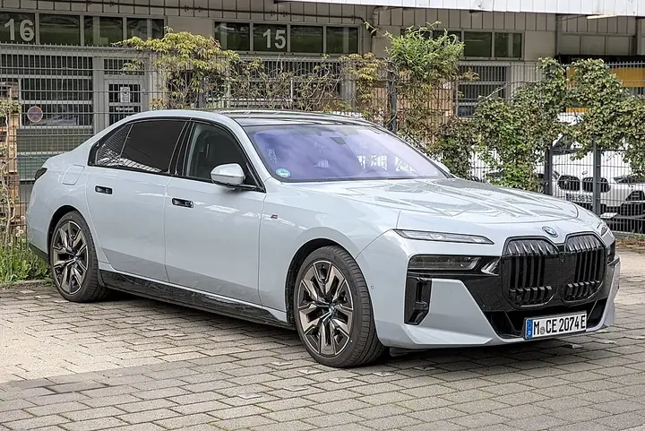 BMW i7 exterior