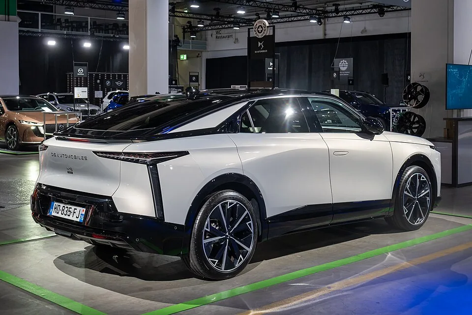 DS N°8 exterior
