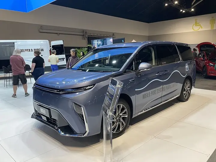 Maxus Mifa 9 exterior