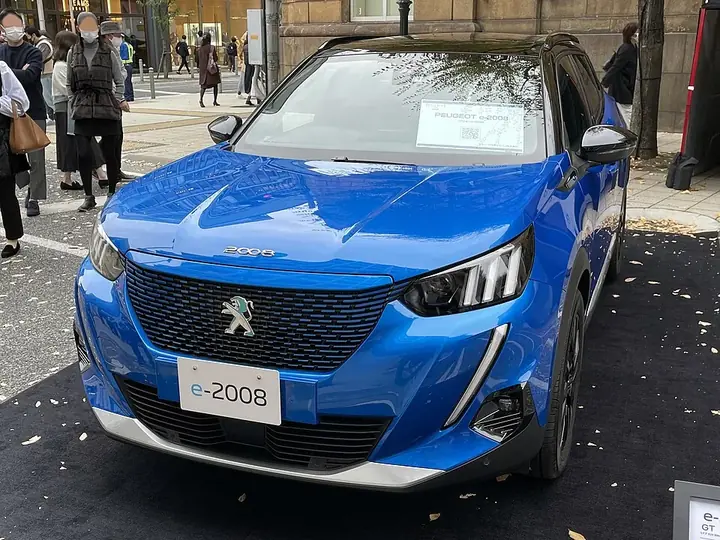Peugeot e-2008 exterior