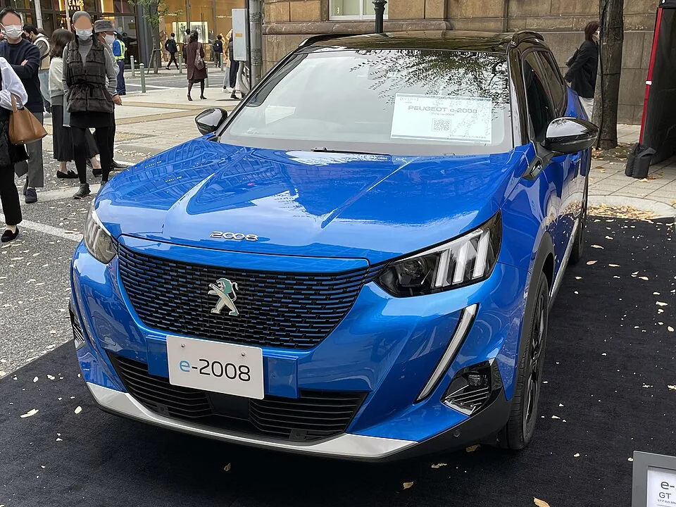 Peugeot e-2008 exterior