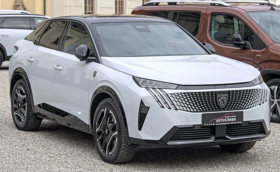 Peugeot e-3008 exterior