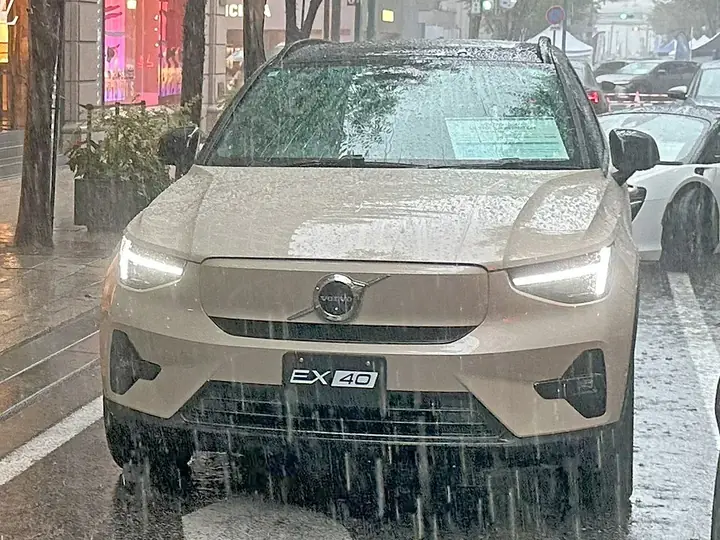 Volvo EX40 exterior